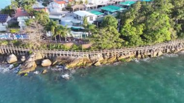 Bombinhas Skyline Santa Catarina Brezilya 'da Bombinhas' da. Plaj manzarası. Doğa Deniz Burnu. Seyahat güzergahı. Bombinhas Skyline Santa Catarina Brezilya 'da Bombinhas' da. Turkuaz Su.
