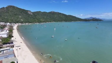 Bombinhas Plajı Santa Catarina Brezilya 'da. Sahil Skyline. Doğa manzarası. Yaz Gezisi. Bombinhas Plajı Santa Catarina Brezilya 'da. Tropikal Manzara.