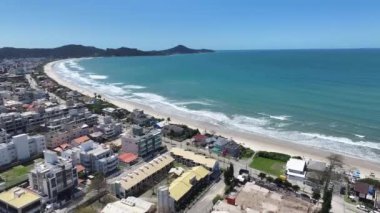 Santa Catarina Brezilya 'daki Bombinhas' ta Mariscal Plajı. Sahil Skyline. Doğa manzarası. Yaz Gezisi. Santa Catarina Brezilya 'daki Bombinhas' ta Mariscal Plajı. Tropikal Manzara.