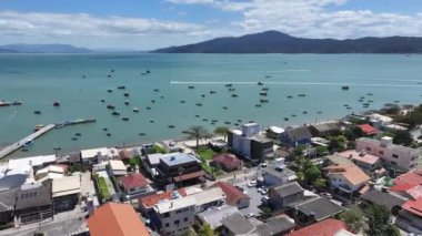 Santa Catarina Brezilya 'daki Bombinhas' taki Canto Grande Plajı. Sahil Skyline. Doğa manzarası. Yaz Gezisi. Santa Catarina Brezilya 'daki Bombinhas' taki Canto Grande Plajı. Tropikal Manzara.