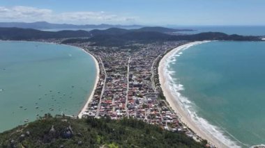 Bombinhas Plajı Santa Catarina Brezilya 'da. Plaj manzarası. Doğa Deniz Burnu. Seyahat güzergahı. Bombinhas Plajı Santa Catarina Brezilya 'da. Turkuaz Su.