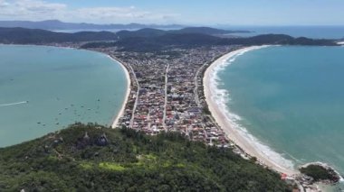 Bombinhas Skyline Santa Catarina Brezilya 'da Bombinhas' da. Sahil Skyline. Doğa manzarası. Yaz Gezisi. Bombinhas Skyline Santa Catarina Brezilya 'da Bombinhas' da. Tropikal Manzara.