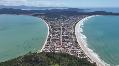 Bombinhas Plajı Santa Catarina Brezilya 'da. Plaj manzarası. Doğa Deniz Burnu. Seyahat güzergahı. Bombinhas Plajı Santa Catarina Brezilya 'da. Turkuaz Su.