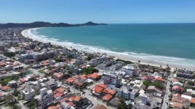 Bombinhas Plajı Santa Catarina Brezilya 'da. Plaj manzarası. Doğa Deniz Burnu. Seyahat güzergahı. Bombinhas Plajı Santa Catarina Brezilya 'da. Turkuaz Su.