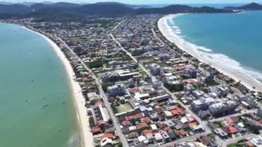 Santa Catarina Brezilya 'daki Bombinhas' ta Mariscal Plajı. Plaj manzarası. Doğa Deniz Burnu. Seyahat güzergahı. Santa Catarina Brezilya 'daki Bombinhas' ta Mariscal Plajı. Turkuaz Su.