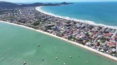 Santa Catarina Brezilya 'daki Bombinhas' taki Canto Grande Plajı. Sahil Skyline. Doğa manzarası. Yaz Gezisi. Santa Catarina Brezilya 'daki Bombinhas' taki Canto Grande Plajı. Tropikal Manzara.