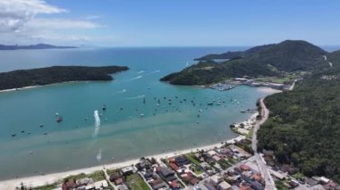 Porto Belo Plajı Santa Catarina Brezilya 'da Porto Belo' da. Plaj manzarası. Doğa Deniz Burnu. Seyahat güzergahı. Porto Belo Plajı Santa Catarina Brezilya 'da Porto Belo' da. Turkuaz Su.
