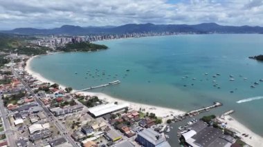 Porto Belo Plajı Santa Catarina Brezilya 'da Porto Belo' da. Plaj manzarası. Doğa Deniz Burnu. Seyahat güzergahı. Porto Belo Plajı Santa Catarina Brezilya 'da Porto Belo' da. Turkuaz Su.