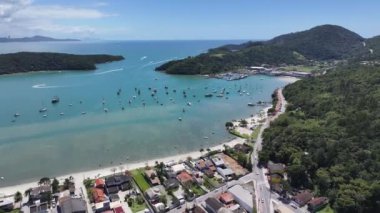 Santa Catarina Brezilya 'daki Porto Belo Plaj Sahnesi. Sahil Skyline. Doğa manzarası. Yaz Gezisi. Santa Catarina Brezilya 'daki Porto Belo Plaj Sahnesi. Tekne Limanı.