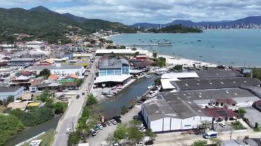 Porto Belo Plajı Santa Catarina Brezilya 'da Porto Belo' da. Plaj manzarası. Doğa Deniz Burnu. Seyahat güzergahı. Porto Belo Plajı Santa Catarina Brezilya 'da Porto Belo' da. Turkuaz Su.
