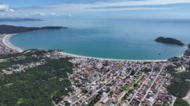 Bombinhas Skyline Santa Catarina Brezilya 'da Bombinhas' da. Plaj manzarası. Doğa Deniz Burnu. Seyahat güzergahı. Bombinhas Skyline Santa Catarina Brezilya 'da Bombinhas' da. Turkuaz Su.
