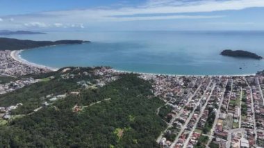 Bombinhas Plajı Santa Catarina Brezilya 'da. Sahil Skyline. Doğa manzarası. Yaz Gezisi. Bombinhas Plajı Santa Catarina Brezilya 'da. Tropikal Manzara.