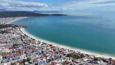 Bombinhas Plajı Santa Catarina Brezilya 'da. Plaj manzarası. Doğa Deniz Burnu. Seyahat güzergahı. Bombinhas Plajı Santa Catarina Brezilya 'da. Turkuaz Su.