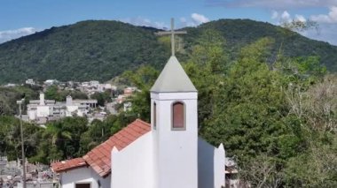 Bombinhas Kilisesi Santa Catarina Brezilya 'da. Kilise manzarası. Din geçmişi. Seyahat güzergahı. Bombinhas Kilisesi Santa Catarina Brezilya 'da. Manzaralı Dağlar.