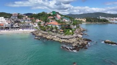 Bombinhas Skyline Santa Catarina Brezilya 'da Bombinhas' da. Sahil Skyline. Doğa manzarası. Yaz Gezisi. Bombinhas Skyline Santa Catarina Brezilya 'da Bombinhas' da. Tropikal Manzara.