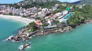 Bombinhas Plajı Santa Catarina Brezilya 'da. Plaj manzarası. Doğa Deniz Burnu. Seyahat güzergahı. Bombinhas Plajı Santa Catarina Brezilya 'da. Turkuaz Su.