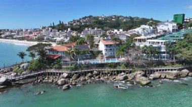 Bombinhas Skyline Santa Catarina Brezilya 'da Bombinhas' da. Sahil Skyline. Doğa manzarası. Yaz Gezisi. Bombinhas Skyline Santa Catarina Brezilya 'da Bombinhas' da. Tropikal Manzara.