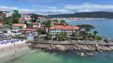 Bombinhas Plajı Santa Catarina Brezilya 'da. Plaj manzarası. Doğa Deniz Burnu. Seyahat güzergahı. Bombinhas Plajı Santa Catarina Brezilya 'da. Turkuaz Su.