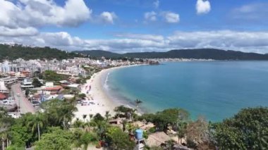 Bombinhas Skyline Santa Catarina Brezilya 'da Bombinhas' da. Sahil Skyline. Doğa manzarası. Yaz Gezisi. Bombinhas Skyline Santa Catarina Brezilya 'da Bombinhas' da. Tropikal Manzara.