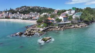 Bombinhas Plajı Santa Catarina Brezilya 'da. Plaj manzarası. Doğa Deniz Burnu. Seyahat güzergahı. Bombinhas Plajı Santa Catarina Brezilya 'da. Turkuaz Su.