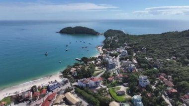 Bombinhas Plajı Santa Catarina Brezilya 'da. Plaj manzarası. Doğa Deniz Burnu. Seyahat güzergahı. Bombinhas Plajı Santa Catarina Brezilya 'da. Turkuaz Su.