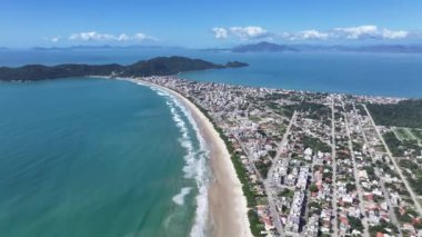 Santa Catarina Brezilya 'daki Bombinhas' ta Mariscal Plajı. Plaj manzarası. Doğa Deniz Burnu. Seyahat güzergahı. Santa Catarina Brezilya 'daki Bombinhas' ta Mariscal Plajı. Turkuaz Su.