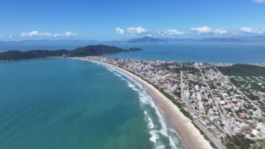 Bombinhas Skyline Santa Catarina Brezilya 'da Bombinhas' da. Sahil Skyline. Doğa manzarası. Yaz Gezisi. Bombinhas Skyline Santa Catarina Brezilya 'da Bombinhas' da. Tropikal Manzara.