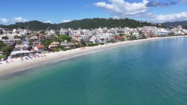 Bombinhas Plajı Santa Catarina Brezilya 'da. Sahil Skyline. Doğa manzarası. Yaz Gezisi. Bombinhas Plajı Santa Catarina Brezilya 'da. Tropikal Manzara.