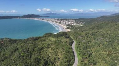 Bombinhas Skyline Santa Catarina Brezilya 'da Bombinhas' da. Plaj manzarası. Doğa Deniz Burnu. Seyahat güzergahı. Bombinhas Skyline Santa Catarina Brezilya 'da Bombinhas' da. Turkuaz Su.