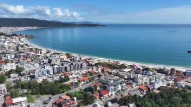Bombinhas Plajı Santa Catarina Brezilya 'da. Sahil Skyline. Doğa manzarası. Yaz Gezisi. Bombinhas Plajı Santa Catarina Brezilya 'da. Tropikal Manzara.