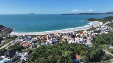Quatro Ilhas Plajı Santa Catarina Brezilya 'daki Bombinhas' ta. Plaj manzarası. Doğa Deniz Burnu. Seyahat güzergahı. Quatro Ilhas Plajı Santa Catarina Brezilya 'daki Bombinhas' ta. Turkuaz Su.