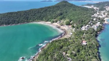 Santa Catarina Brezilya 'daki Bombinhas' ta Retiro Dos Padres Plajı. Sahil Skyline. Doğa manzarası. Yaz Gezisi. Santa Catarina Brezilya 'daki Bombinhas' ta Retiro Dos Padres Plajı. Tropikal Manzara.
