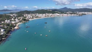 Bombinhas Plajı Santa Catarina Brezilya 'da. Plaj manzarası. Doğa Deniz Burnu. Seyahat güzergahı. Bombinhas Plajı Santa Catarina Brezilya 'da. Turkuaz Su.