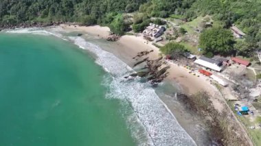 Santa Catarina Brezilya 'daki Bombinhas' ta Retiro Dos Padres Plajı. Sahil Skyline. Doğa manzarası. Yaz Gezisi. Santa Catarina Brezilya 'daki Bombinhas' ta Retiro Dos Padres Plajı. Tropikal Manzara.