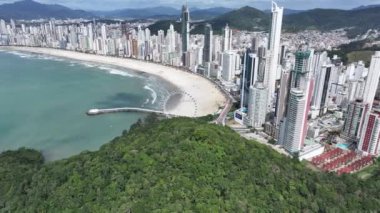 Santa Catarina Brezilya 'daki Camboriu' da Balneario Camboriu Skyline. Kıyı manzarası. Highrise Binaları. Plaj manzarası. Santa Catarina Brezilya 'daki Camboriu' da Balneario Camboriu Skyline.