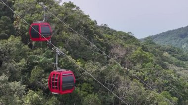 Santa Catarina Brezilya 'daki Balnear io Camboriu' da kablolu araba. Deniz Burnu Manzarası. Turistik cazibe. Turizm arazisi. Santa Catarina Brezilya 'daki Balnear io Camboriu' da kablolu araba. Unipraias Parkı.