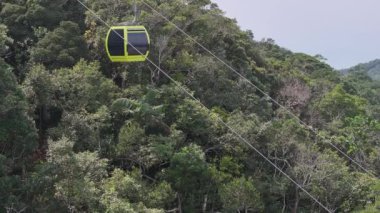 Santa Catarina Brezilya 'daki Camboriu' da kablolu araba gezisi. Coastal City. Manzara Görüntüsü. Kablolu Araba Manzarası. Santa Catarina Brezilya 'daki Camboriu' da kablolu araba gezisi. Unipraias Parkı.