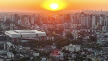 Curitiba Parana. Parana Brezilya 'da Curitiba' da Sunset Skyline. Gün batımı manzarası. Şehir merkezinde. Highrise Binaları. Parana Brezilya 'da Curitiba' da Sunset Skyline. Şehir Görünümü Arkaplanı.