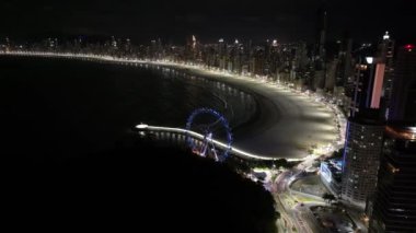 Santa Catarina Brezilya 'daki Camboriu' da Gece Şehri. Şehir merkezinde. Aydınlanmış Şehir. Highrise Binaları. Camboriu 'da Gece Şehri Santa Catarina Brezilya.