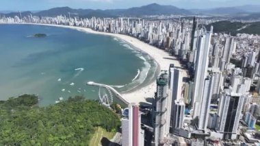 Santa Catarina Brezilya 'daki Camboriu' da Balneario Camboriu Skyline. Kıyı manzarası. Highrise Binaları. Plaj manzarası. Santa Catarina Brezilya 'daki Camboriu' da Balneario Camboriu Skyline.