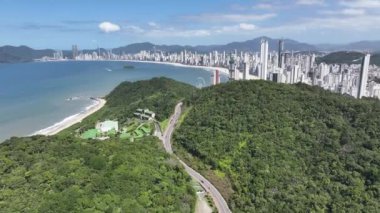 Balnear io Camboriu Skyline Santa Catarina Brezilya 'daki Balnear io Camboriu' da. Plaj manzarası. Dönme dolabın simgesi. Balneario Camboriu Skyline, Santa Catarina Brezilya 'daki Balnear io Camboriu' da..