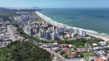 Santa Catarina Brezilya 'daki Itajai' de Öfkeli Plaj. Plaj manzarası. Panoramik Manzara. Highrise Binaları. Santa Catarina Brezilya 'da Itajai' de Öfkeli Plaj.