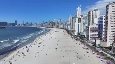 Santa Catarina Brezilya 'daki Camboriu Plaj Sahnesi. Plaj manzarası. Panoramik Sahne. Highrise Binaları. Santa Catarina Brezilya 'daki Camboriu Plaj Sahnesi.