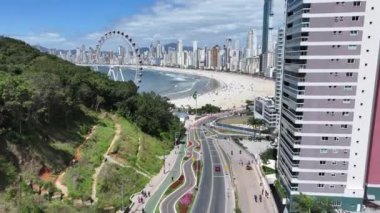 Balnear io Camboriu Skyline Santa Catarina Brezilya 'daki Balnear io Camboriu' da. Plaj manzarası. Dönme dolabın simgesi. Balneario Camboriu Skyline, Santa Catarina Brezilya 'daki Balnear io Camboriu' da..