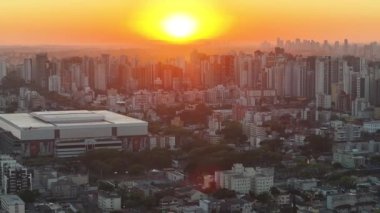 Curitiba Skyline Parana Brezilya Curitiba 'da. Trafik Bulvarı. Şehir merkezinde. Gün batımı manzarası. Curitiba Skyline Parana Brezilya Curitiba 'da. Şehir manzarası arka planı. Parana Brezilya.