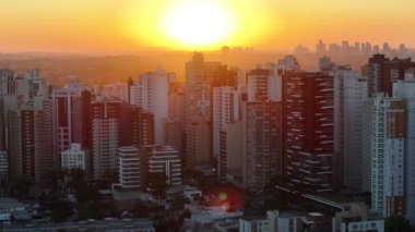 Curitiba Parana. Parana Brezilya 'da Curitiba' da Sunset Skyline. Gün batımı manzarası. Şehir merkezinde. Highrise Binaları. Parana Brezilya 'da Curitiba' da Sunset Skyline. Şehir Görünümü Arkaplanı.