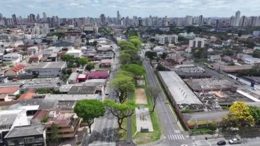Curitiba Skyline Parana Brezilya Curitiba 'da. Landmark Bulvarı. Turizm Seyahati. Şehir merkezinde. Curitiba Skyline Parana Brezilya Curitiba 'da. Freeway Sahnesi. Parana Brezilya.