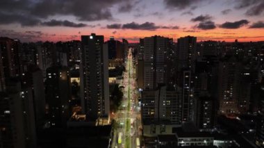 Curitiba Parana. Parana Brezilya 'da Curitiba' da Sunset Skyline. Gün batımı manzarası. Şehir merkezinde. Trafik Bulvarı. Parana Brezilya 'da Curitiba' da Sunset Skyline. Şehir Görünümü Arkaplanı.