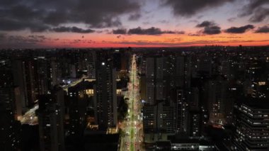 Curitiba Skyline Parana Brezilya Curitiba 'da. Trafik Bulvarı. Şehir merkezinde. Gün batımı manzarası. Curitiba Skyline Parana Brezilya Curitiba 'da. Şehir manzarası arka planı. Parana Brezilya.