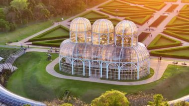Curitiba Brezilya. Curitiba, Brezilya 'daki Botanik Bahçesi. Bahçe arazisi. Turistik cazibe. Günbatımı Skyline. Curitiba, Brezilya 'daki Botanik Bahçesi. Çiçek Çiftliği.